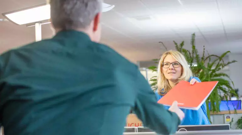 Katharina und Hilmar am Arbeitsplatz