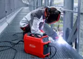Person schweißt mit Fronius Schweißgerät